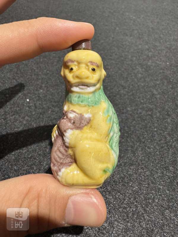 清 太狮少狮素三彩鼻烟壶 - 图3